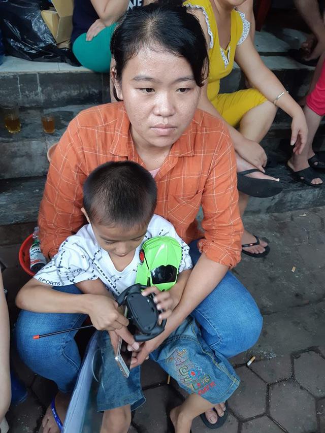 Vụ cháy lớn gần viện Nhi: Xót xa cảnh bà 60 tuổi, ôm cháu mắc ung thư ngủ vỉa hè-2