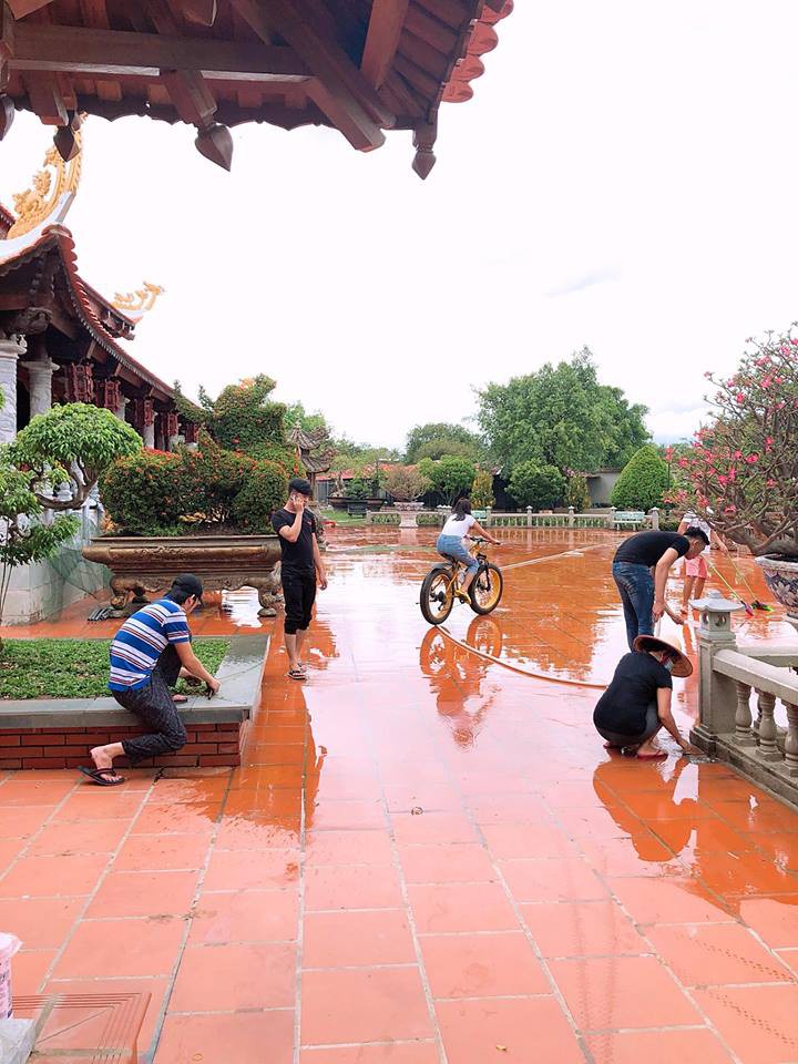 Sao Việt tất bật chuẩn bị cho ngày giỗ Tổ: Hoài Linh tự tay nhổ cỏ, Nam Thư miệt mài lau dọn-4