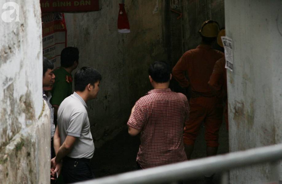 Nhiều người nghèo khóc như mưa vì mất hết tiền và giấy tờ sau vụ hỏa hoạn trước cổng BV Nhi Trung Ương-1