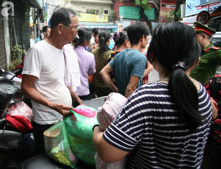 Nhiều người nghèo khóc như mưa vì mất hết tiền và giấy tờ sau vụ hỏa hoạn trước cổng BV Nhi Trung Ương-13