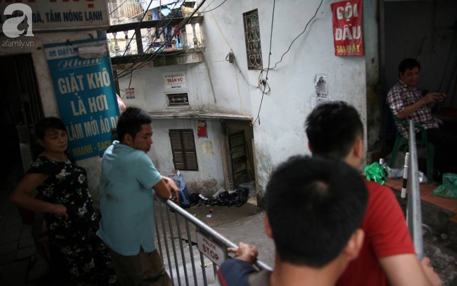 Nhiều người nghèo khóc như mưa vì mất hết tiền và giấy tờ sau vụ hỏa hoạn trước cổng BV Nhi Trung Ương-2