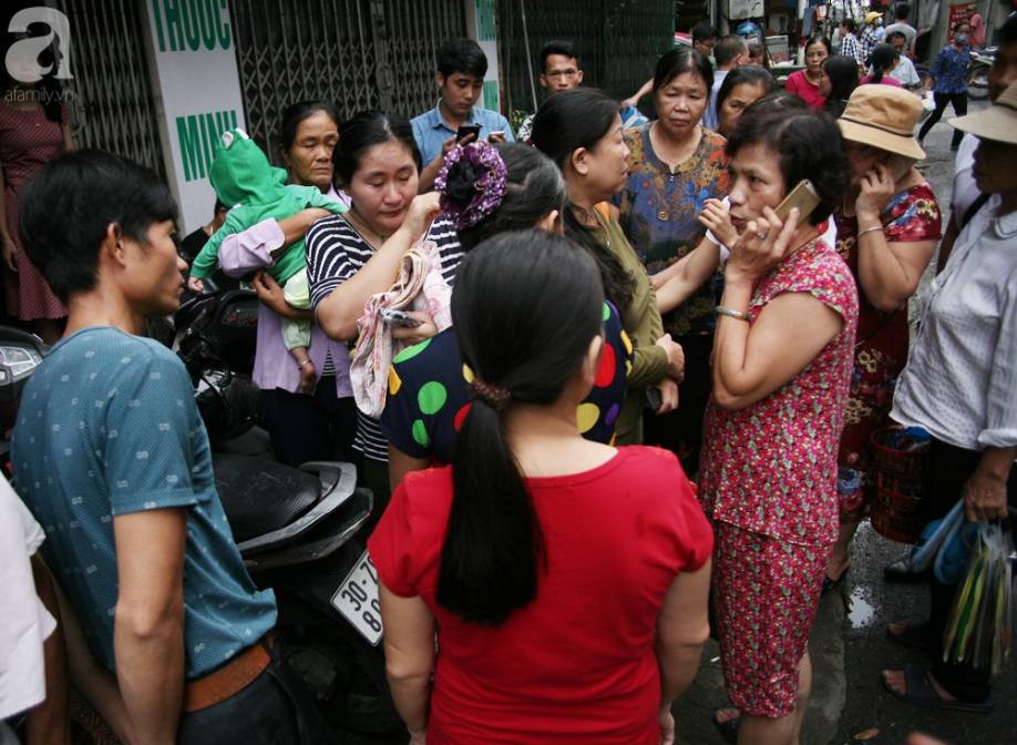 Nhiều người nghèo khóc như mưa vì mất hết tiền và giấy tờ sau vụ hỏa hoạn trước cổng BV Nhi Trung Ương-3