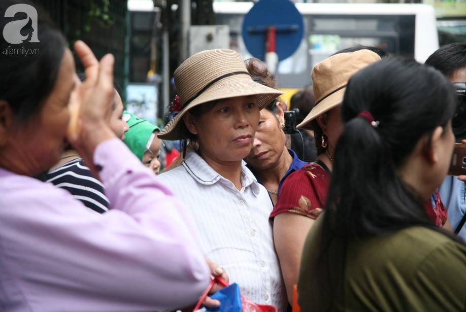 Nhiều người nghèo khóc như mưa vì mất hết tiền và giấy tờ sau vụ hỏa hoạn trước cổng BV Nhi Trung Ương-7