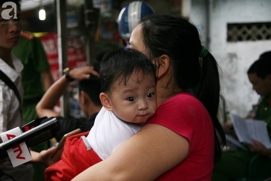 Nhiều người nghèo khóc như mưa vì mất hết tiền và giấy tờ sau vụ hỏa hoạn trước cổng BV Nhi Trung Ương-10