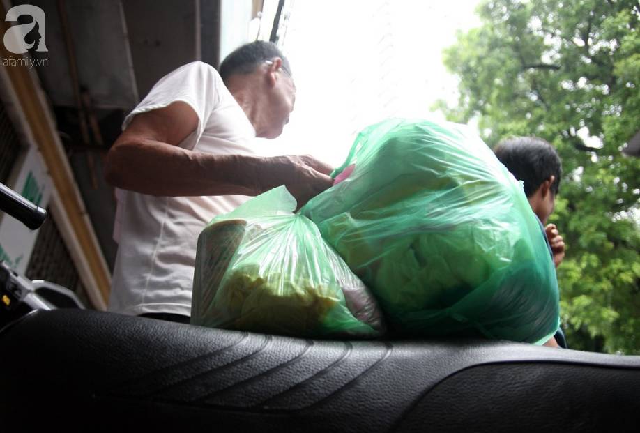 Nhiều người nghèo khóc như mưa vì mất hết tiền và giấy tờ sau vụ hỏa hoạn trước cổng BV Nhi Trung Ương-14