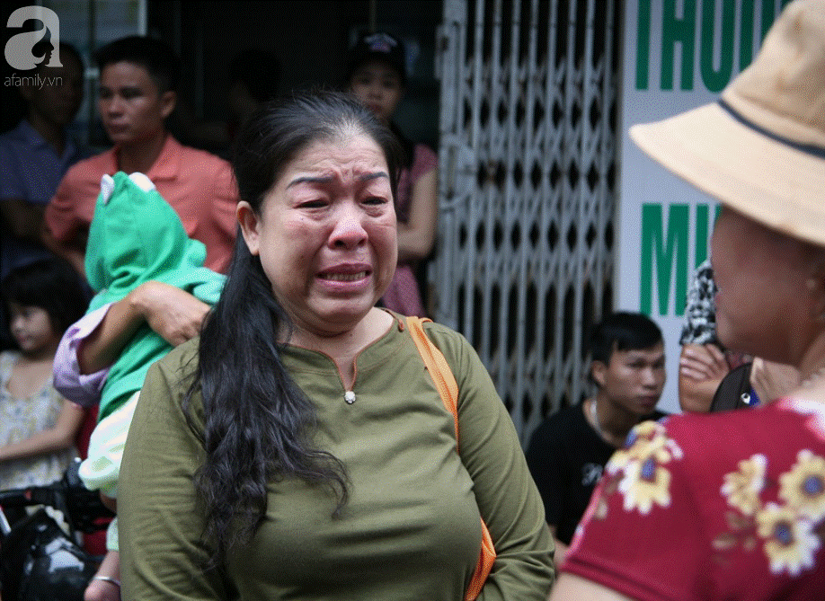 Nhiều người nghèo khóc như mưa vì mất hết tiền và giấy tờ sau vụ hỏa hoạn trước cổng BV Nhi Trung Ương-9