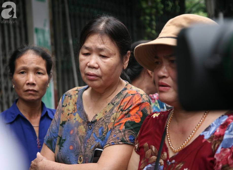 Nhiều người nghèo khóc như mưa vì mất hết tiền và giấy tờ sau vụ hỏa hoạn trước cổng BV Nhi Trung Ương-11