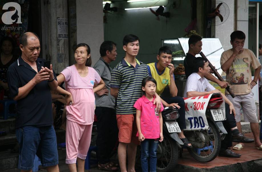 Nhiều người nghèo khóc như mưa vì mất hết tiền và giấy tờ sau vụ hỏa hoạn trước cổng BV Nhi Trung Ương-12