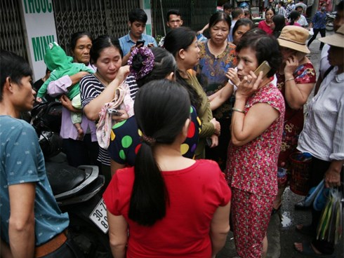 Nhiều người nghèo khóc như mưa vì mất hết tiền và giấy tờ sau vụ hỏa hoạn trước cổng BV Nhi Trung Ương