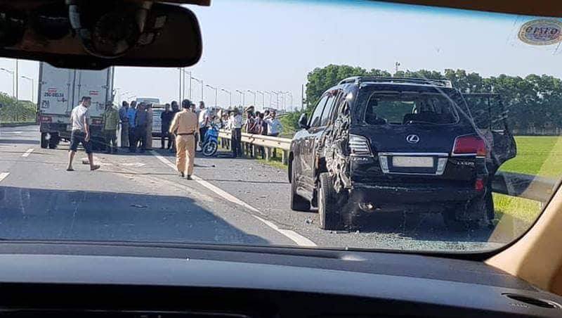 Tài xế Lexus biển tứ quý 8 bị xe tải đâm tử vong khi đang làm việc với CSGT-1