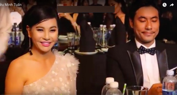 Kiều Minh Tuấn gây sốt khi ngồi bên Cát Phượng lại lầm lũi, kém vui và chăm chú vào điện thoại-1