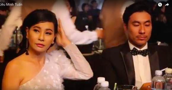 Kiều Minh Tuấn gây sốt khi ngồi bên Cát Phượng lại lầm lũi, kém vui và chăm chú vào điện thoại-2