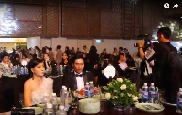 Kiều Minh Tuấn gây sốt khi ngồi bên Cát Phượng lại lầm lũi, kém vui và chăm chú vào điện thoại-3