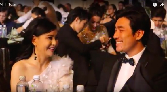 Kiều Minh Tuấn gây sốt khi ngồi bên Cát Phượng lại lầm lũi, kém vui và chăm chú vào điện thoại-6