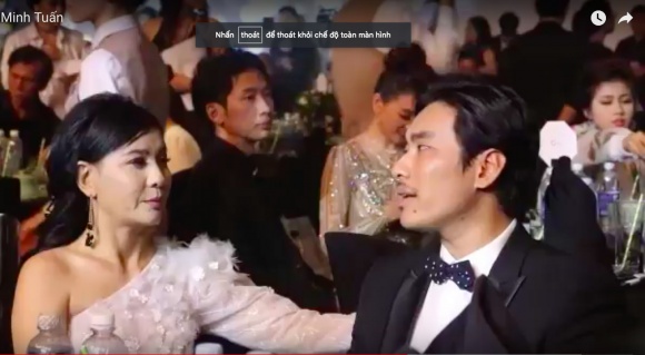 Kiều Minh Tuấn gây sốt khi ngồi bên Cát Phượng lại lầm lũi, kém vui và chăm chú vào điện thoại-7