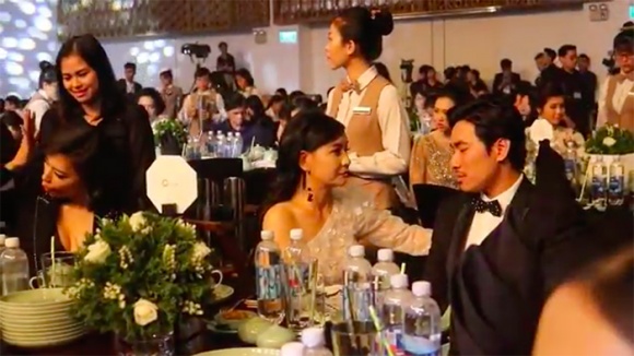 Kiều Minh Tuấn gây sốt khi ngồi bên Cát Phượng lại lầm lũi, kém vui và chăm chú vào điện thoại-8