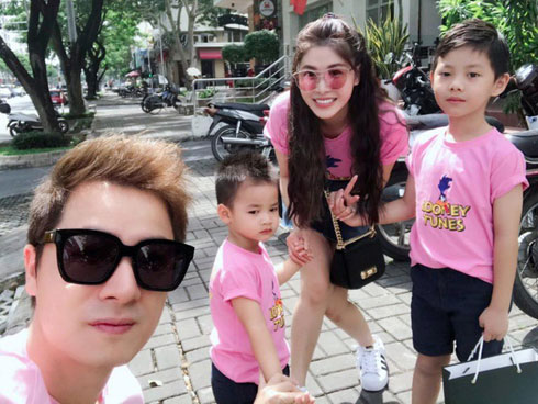 Mặc váy trái mà hồn nhiên tung tăng ra phố, bà xã Đăng Khôi khiến dân mạng sửng sốt với style ngược đời-12