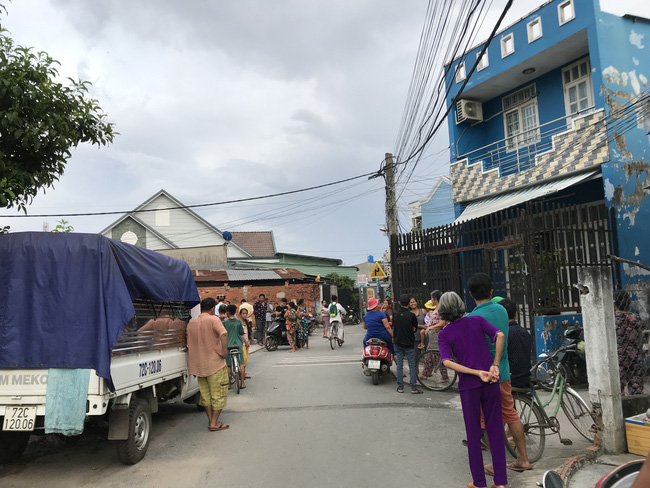 TP.HCM: Con gái ngã quỵ khi thấy mẹ chết cạnh vũng máu, bố thoi thóp đầy vết thương trên người-2