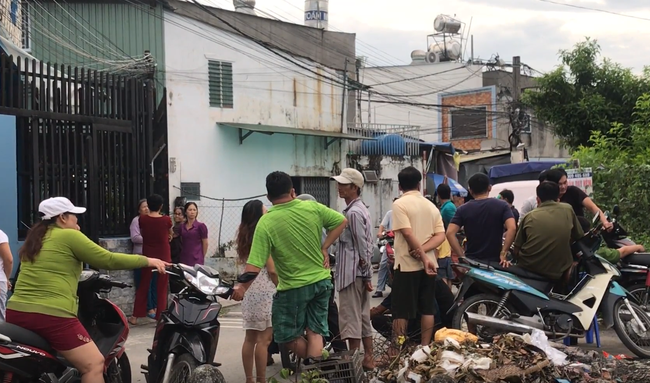 TP.HCM: Con gái ngã quỵ khi thấy mẹ chết cạnh vũng máu, bố thoi thóp đầy vết thương trên người-3