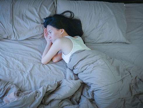 Gục ngã khi biết đêm nào chồng cũng ra nghĩa trang gần nhà ngủ, sáng lại về ôm vợ