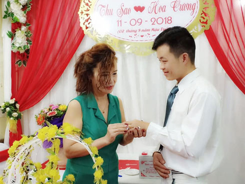 Khung cảnh đám cưới lãng mạn trong giờ phút cô dâu 61 tuổi chuẩn bị lên xe hoa về nhà chồng 26 tuổi-10