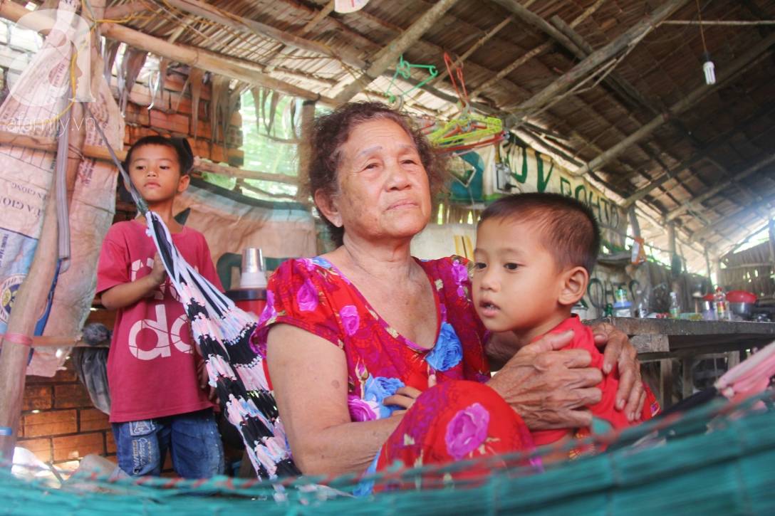 Mẹ bỏ đi lấy chồng, hai đứa trẻ 4 và 7 tuổi không được đi học, phải vào viện chăm cha bệnh tật-4