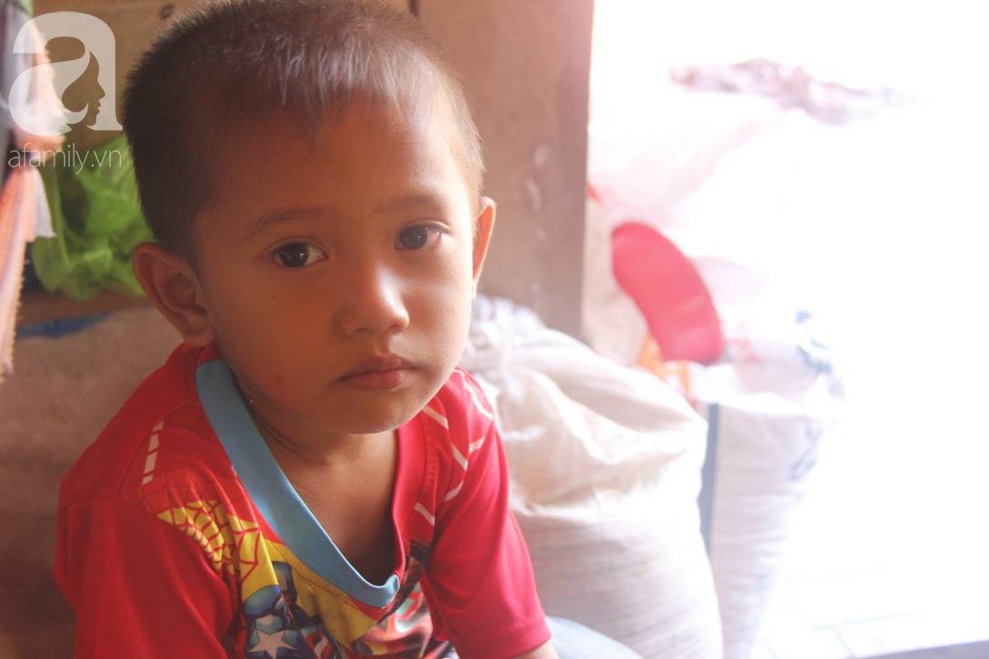 Mẹ bỏ đi lấy chồng, hai đứa trẻ 4 và 7 tuổi không được đi học, phải vào viện chăm cha bệnh tật-5