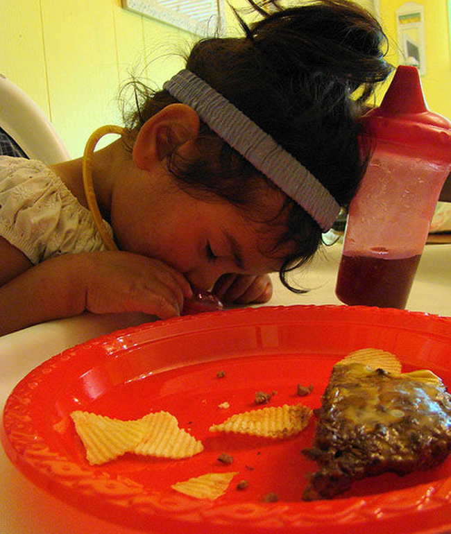 Trời đánh tránh bữa ăn, thế mà cơn buồn ngủ lại ập tới-2