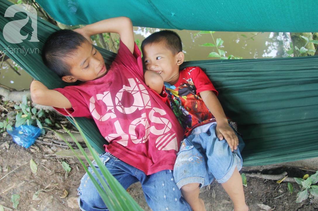 Mẹ bỏ đi lấy chồng, hai đứa trẻ 4 và 7 tuổi không được đi học, phải vào viện chăm cha bệnh tật-7