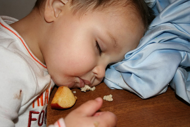 Trời đánh tránh bữa ăn, thế mà cơn buồn ngủ lại ập tới-12