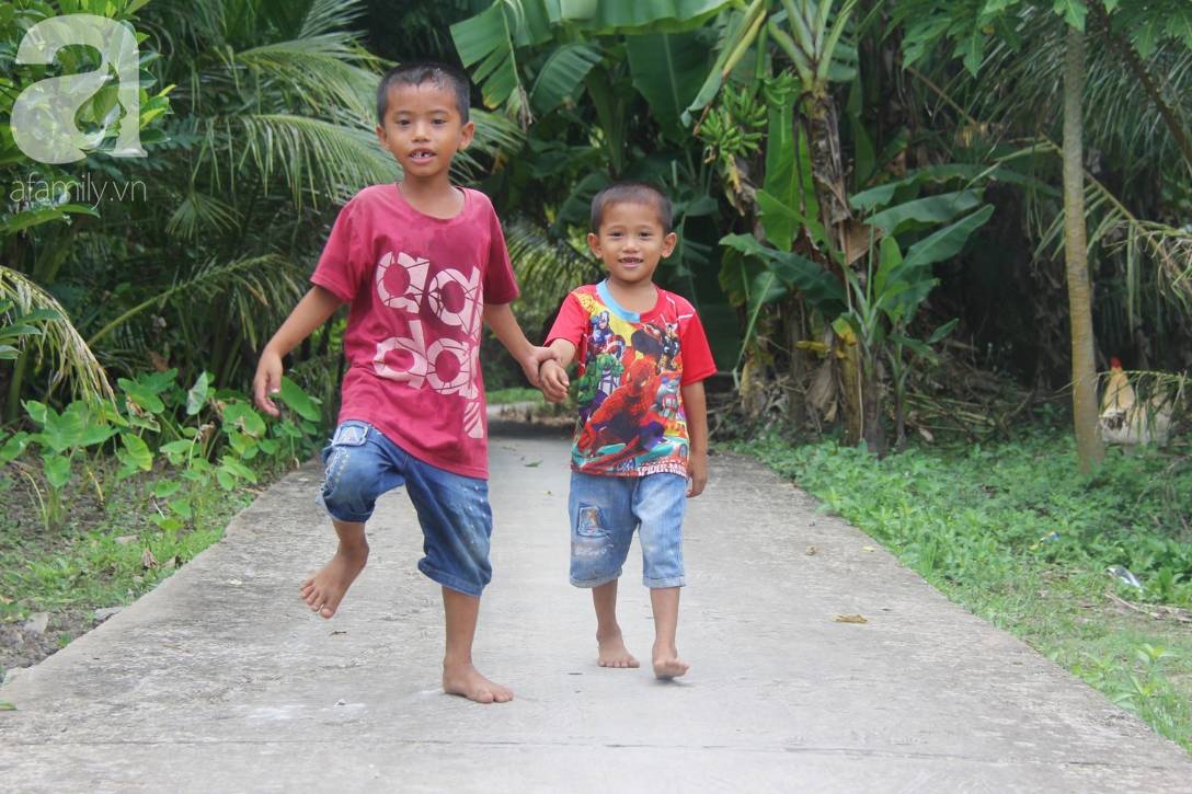 Mẹ bỏ đi lấy chồng, hai đứa trẻ 4 và 7 tuổi không được đi học, phải vào viện chăm cha bệnh tật-12