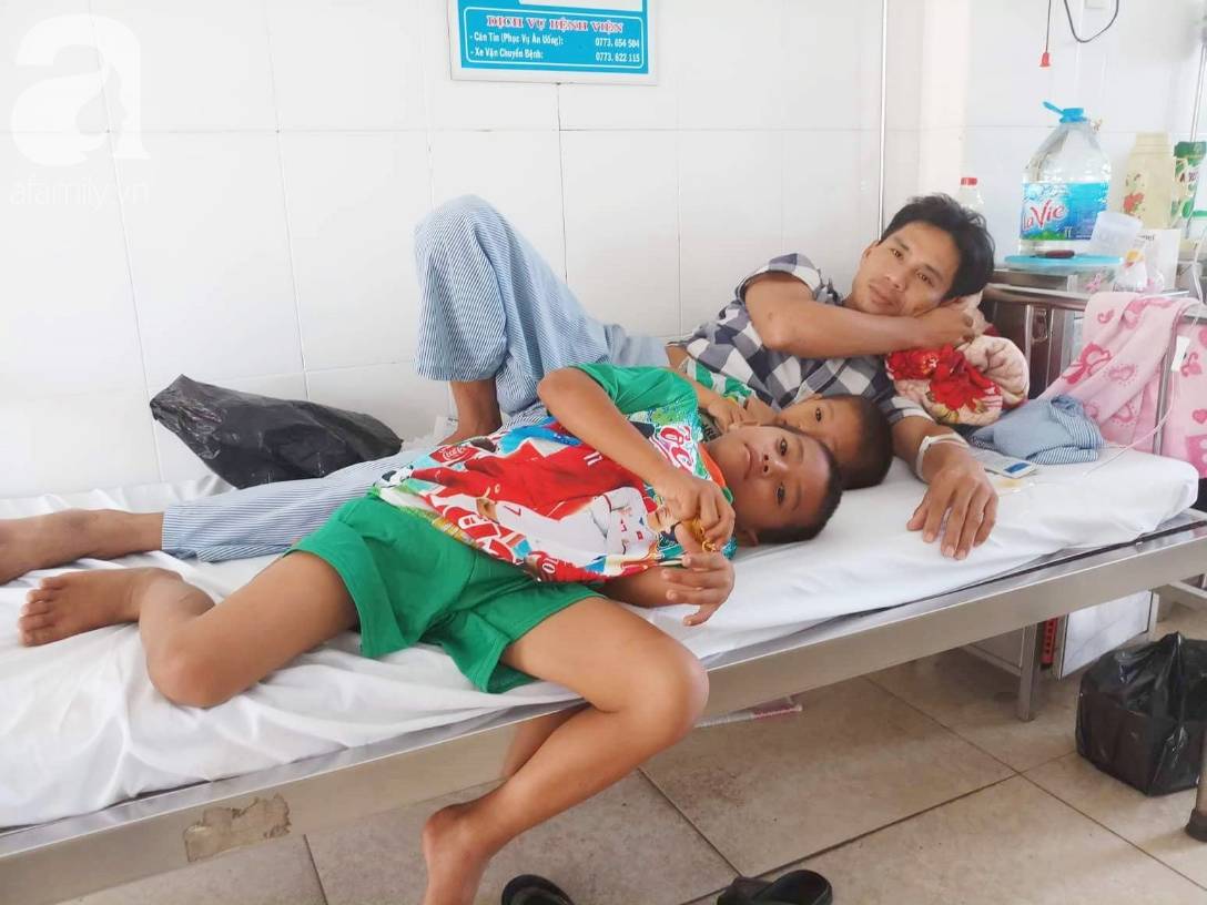 Mẹ bỏ đi lấy chồng, hai đứa trẻ 4 và 7 tuổi không được đi học, phải vào viện chăm cha bệnh tật-13