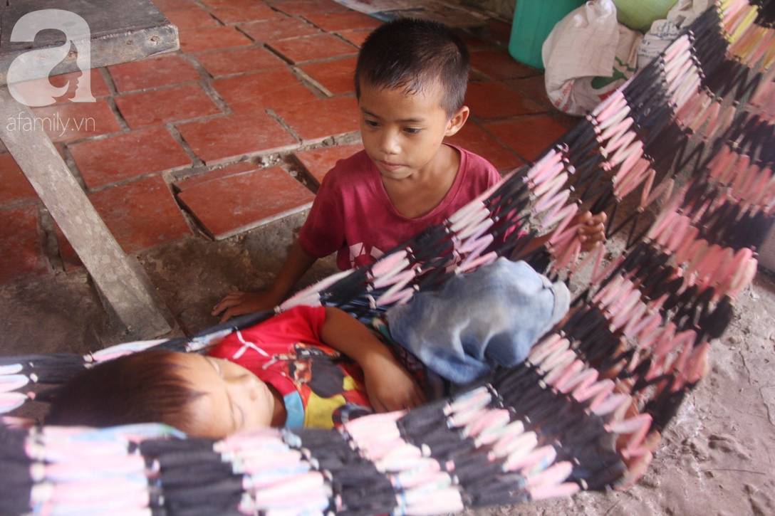 Mẹ bỏ đi lấy chồng, hai đứa trẻ 4 và 7 tuổi không được đi học, phải vào viện chăm cha bệnh tật-14