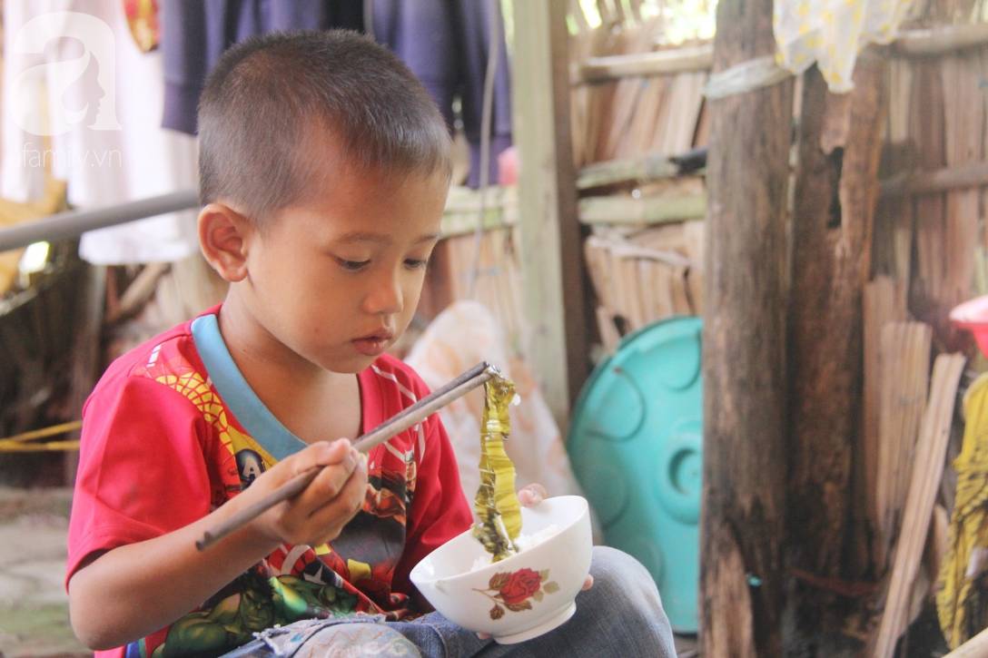 Mẹ bỏ đi lấy chồng, hai đứa trẻ 4 và 7 tuổi không được đi học, phải vào viện chăm cha bệnh tật-15