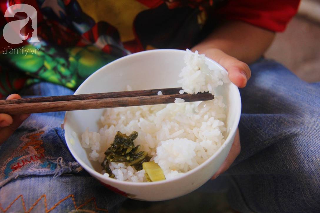 Mẹ bỏ đi lấy chồng, hai đứa trẻ 4 và 7 tuổi không được đi học, phải vào viện chăm cha bệnh tật-16