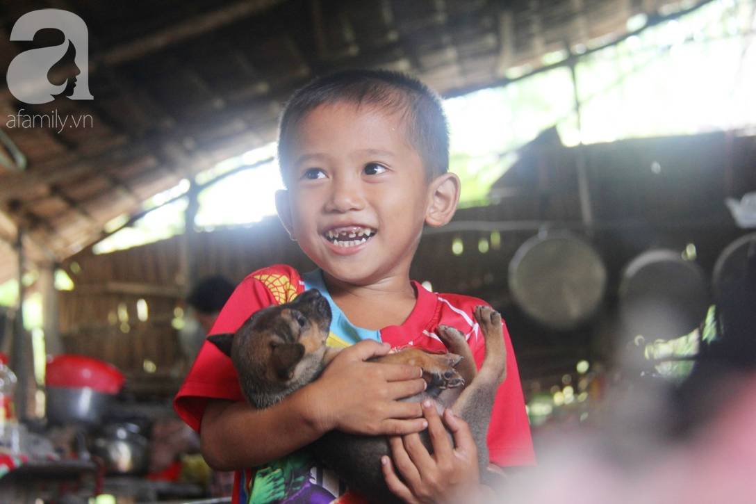 Mẹ bỏ đi lấy chồng, hai đứa trẻ 4 và 7 tuổi không được đi học, phải vào viện chăm cha bệnh tật-17