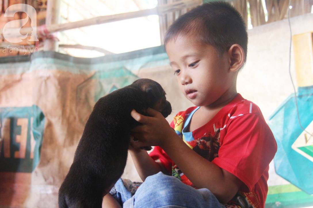 Mẹ bỏ đi lấy chồng, hai đứa trẻ 4 và 7 tuổi không được đi học, phải vào viện chăm cha bệnh tật-18