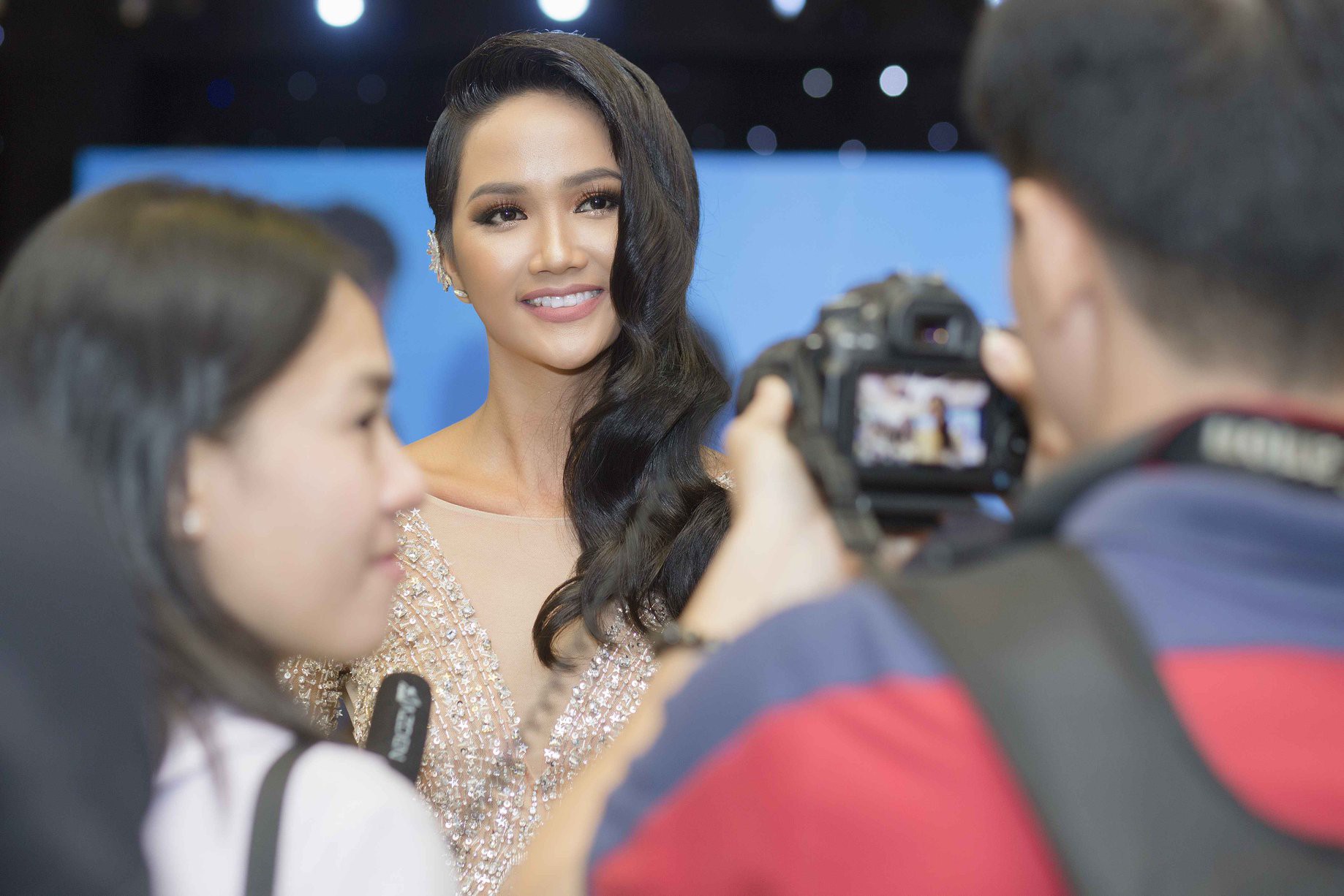 Cứ lần nào xuất hiện với tóc dài là HHen Niê trông cũng sai sai, hóa ra là vì chi tiết này-2