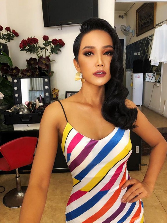 Cứ lần nào xuất hiện với tóc dài là HHen Niê trông cũng sai sai, hóa ra là vì chi tiết này-4