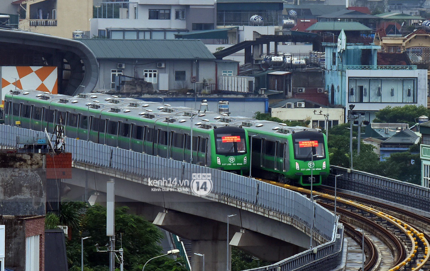 4 đoàn tàu đường sắt trên cao bất ngờ di chuyển trong mưa trước ngày chạy thử-1