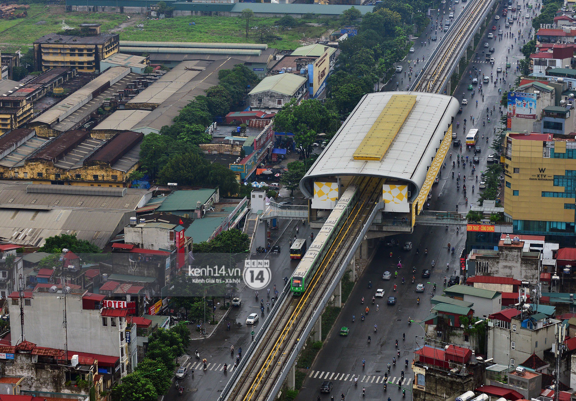 4 đoàn tàu đường sắt trên cao bất ngờ di chuyển trong mưa trước ngày chạy thử-2