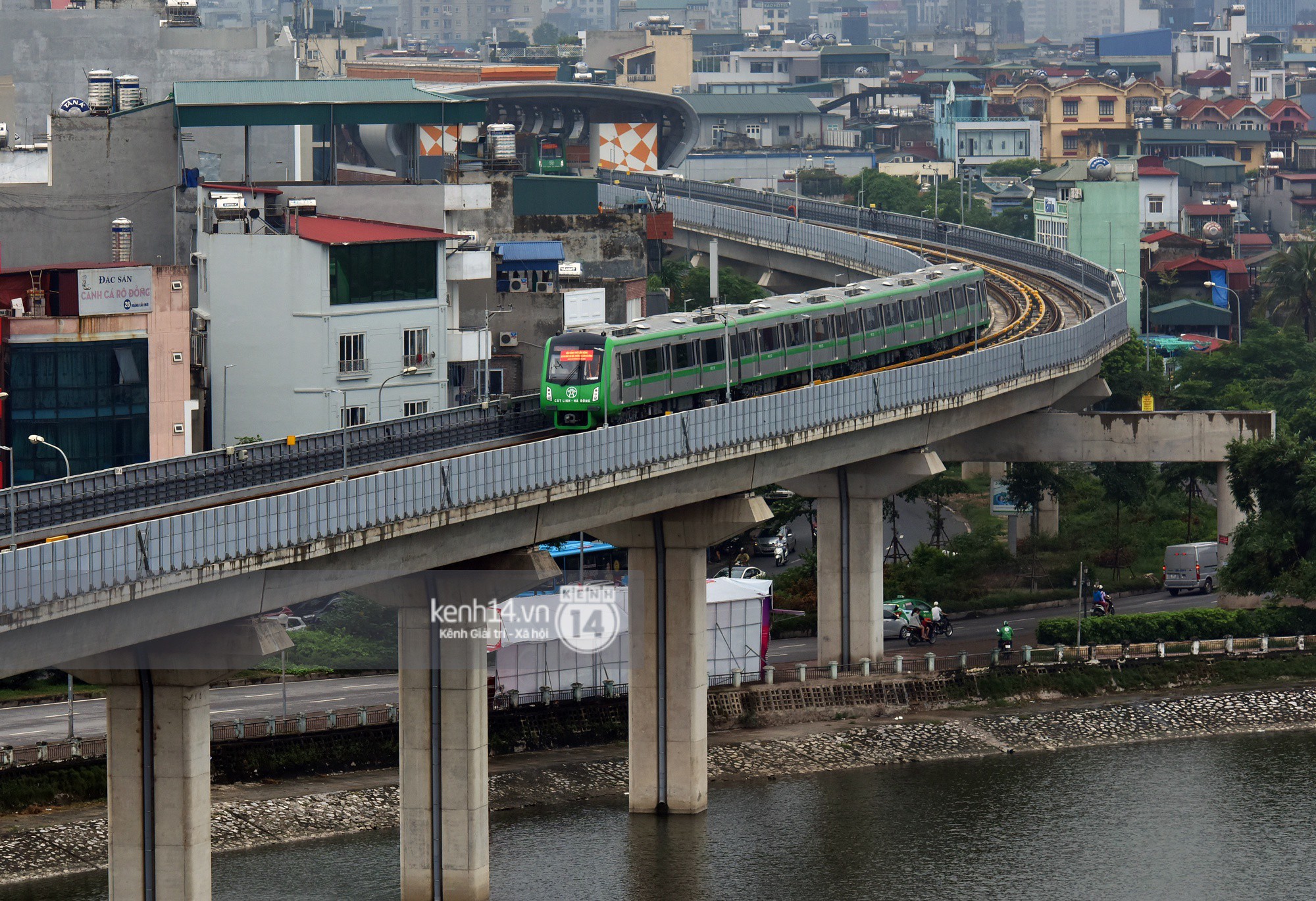 4 đoàn tàu đường sắt trên cao bất ngờ di chuyển trong mưa trước ngày chạy thử-3
