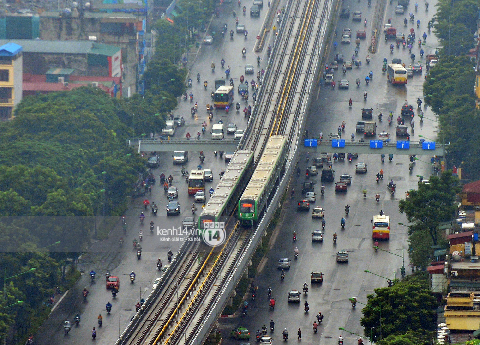 4 đoàn tàu đường sắt trên cao bất ngờ di chuyển trong mưa trước ngày chạy thử-5