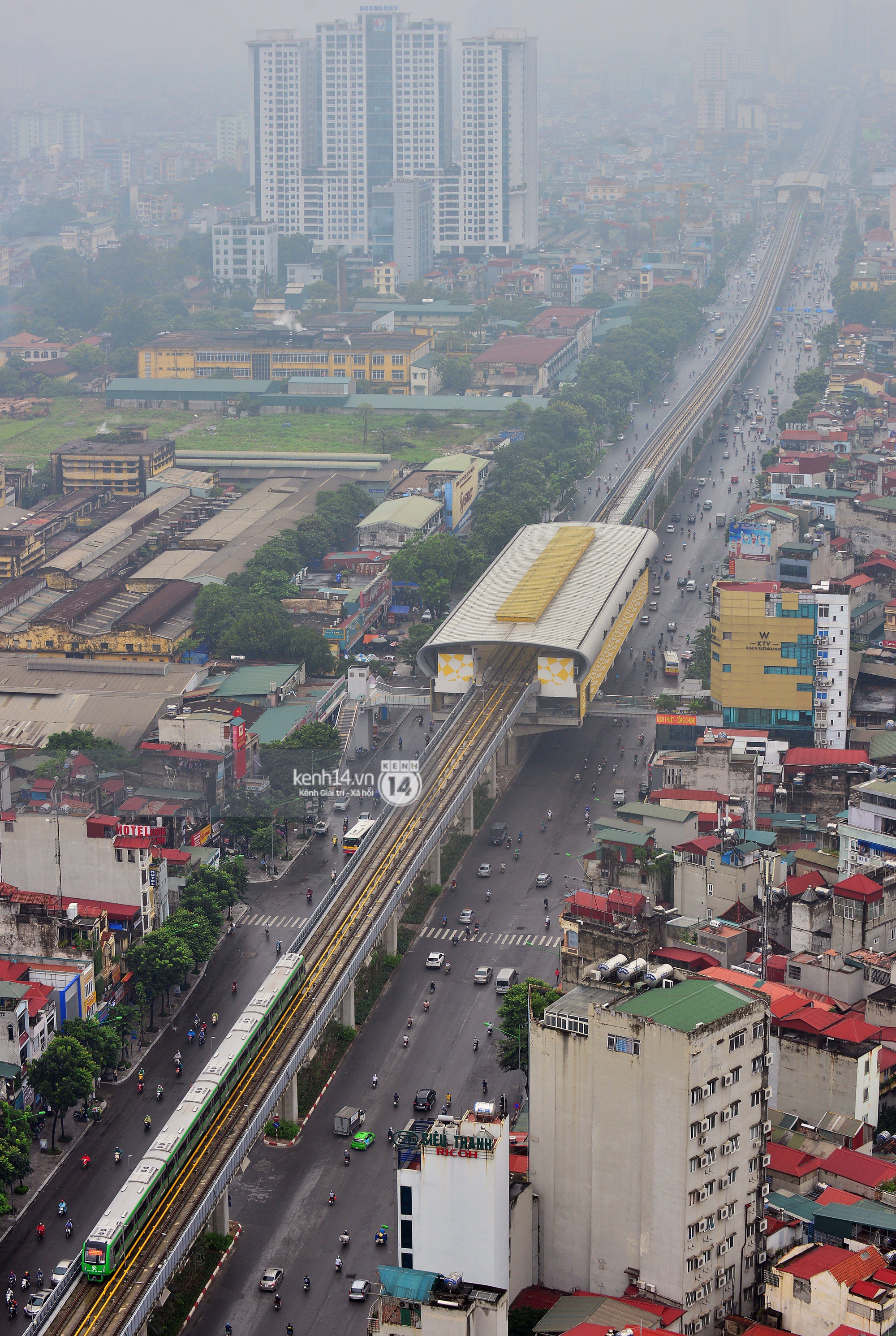 4 đoàn tàu đường sắt trên cao bất ngờ di chuyển trong mưa trước ngày chạy thử-7