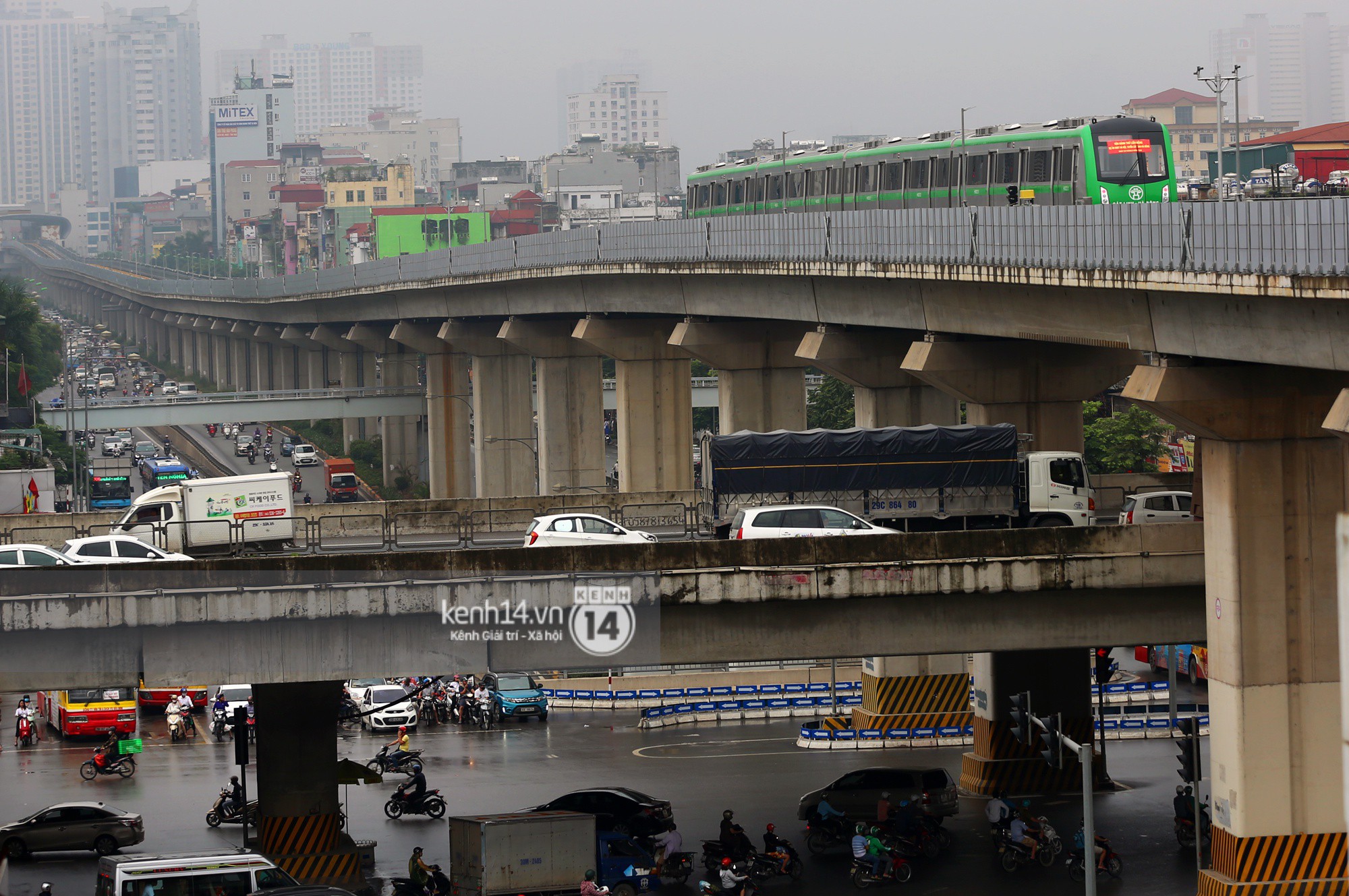 4 đoàn tàu đường sắt trên cao bất ngờ di chuyển trong mưa trước ngày chạy thử-13