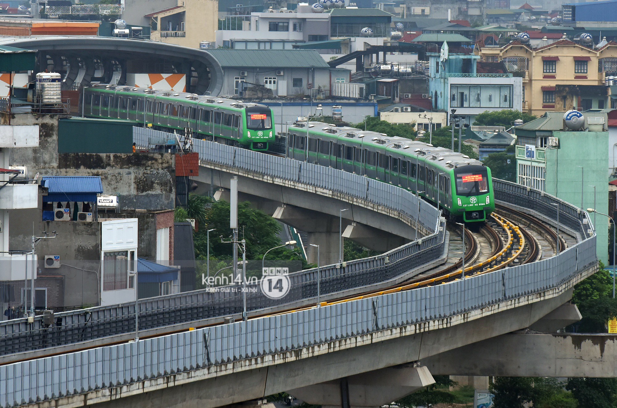 4 đoàn tàu đường sắt trên cao bất ngờ di chuyển trong mưa trước ngày chạy thử-17