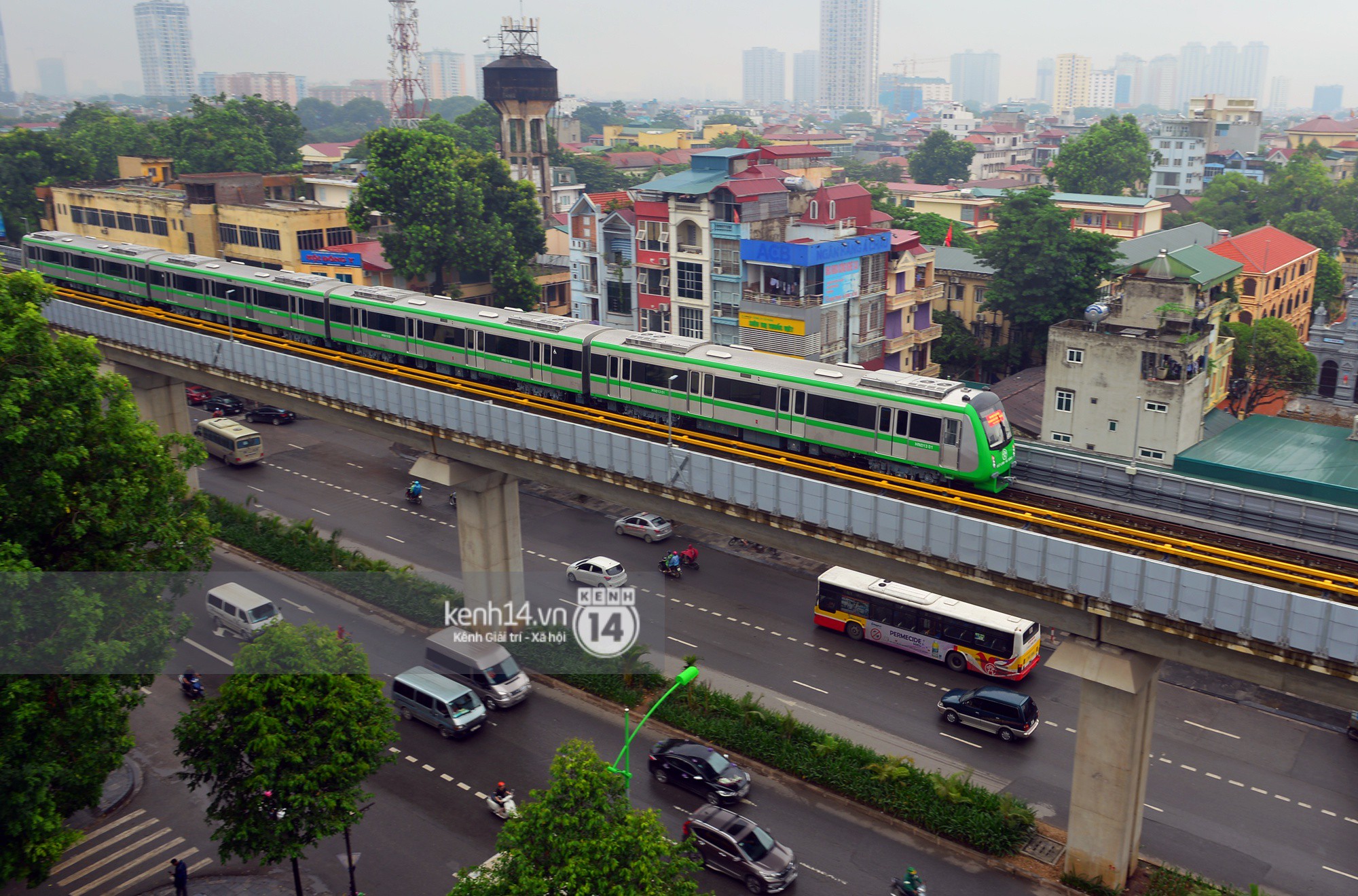 4 đoàn tàu đường sắt trên cao bất ngờ di chuyển trong mưa trước ngày chạy thử-18