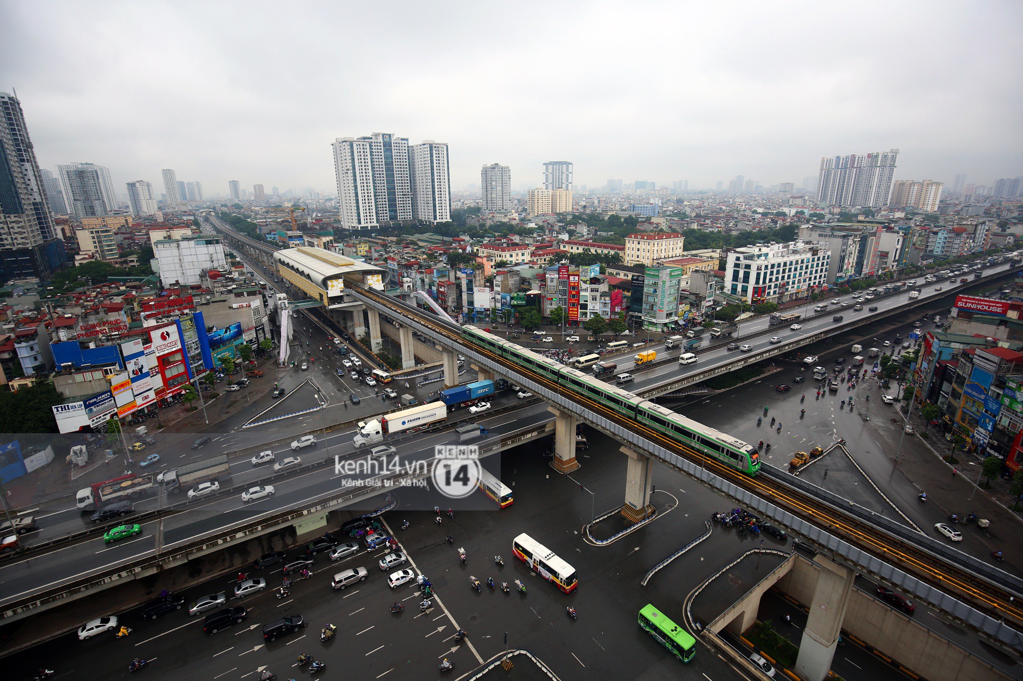 4 đoàn tàu đường sắt trên cao bất ngờ di chuyển trong mưa trước ngày chạy thử-8