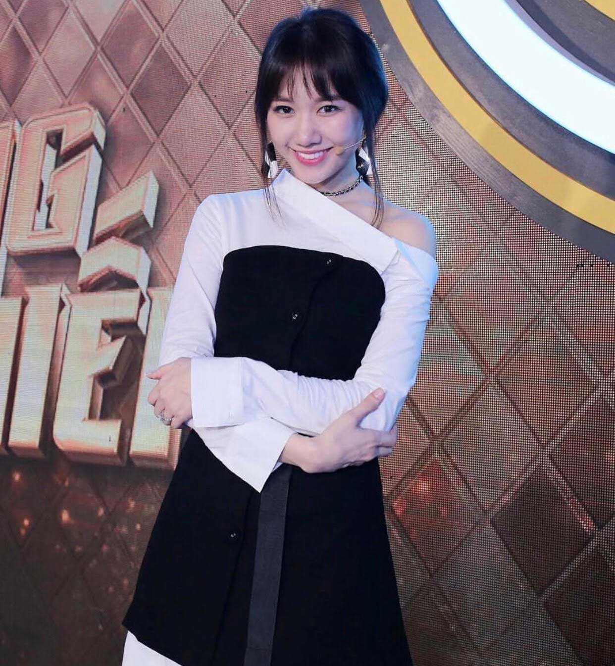 Hai thái cực khác hẳn của Hari Won: Mặc đồ hiệu bị chê sến, mặc đơn giản lại được khen!-14