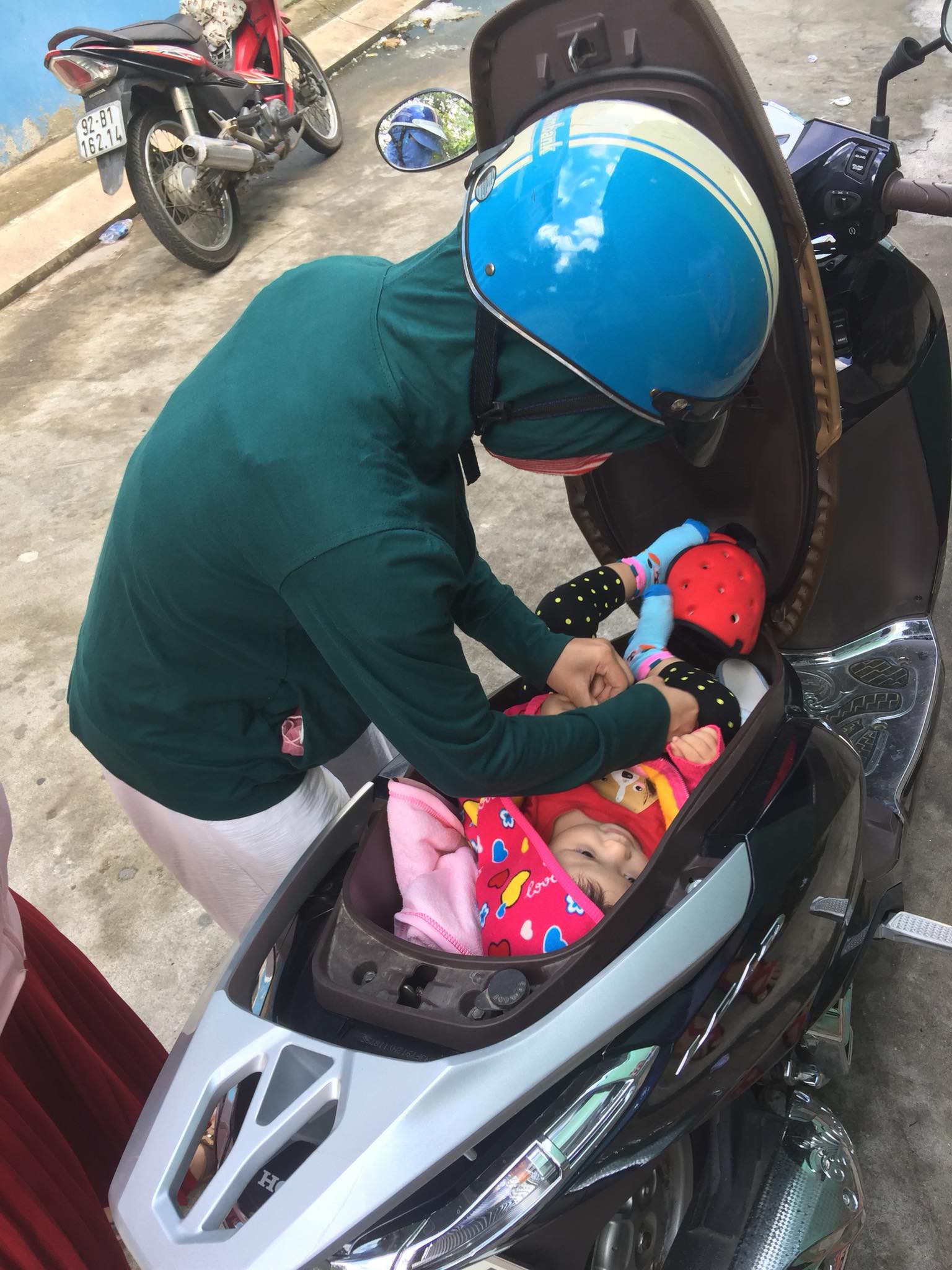 Hình ảnh chị gái đặt con nhỏ vào cốp xe máy để thay tã bên lề đường khiến dân mạng thi nhau đồn đoán đủ điều-2